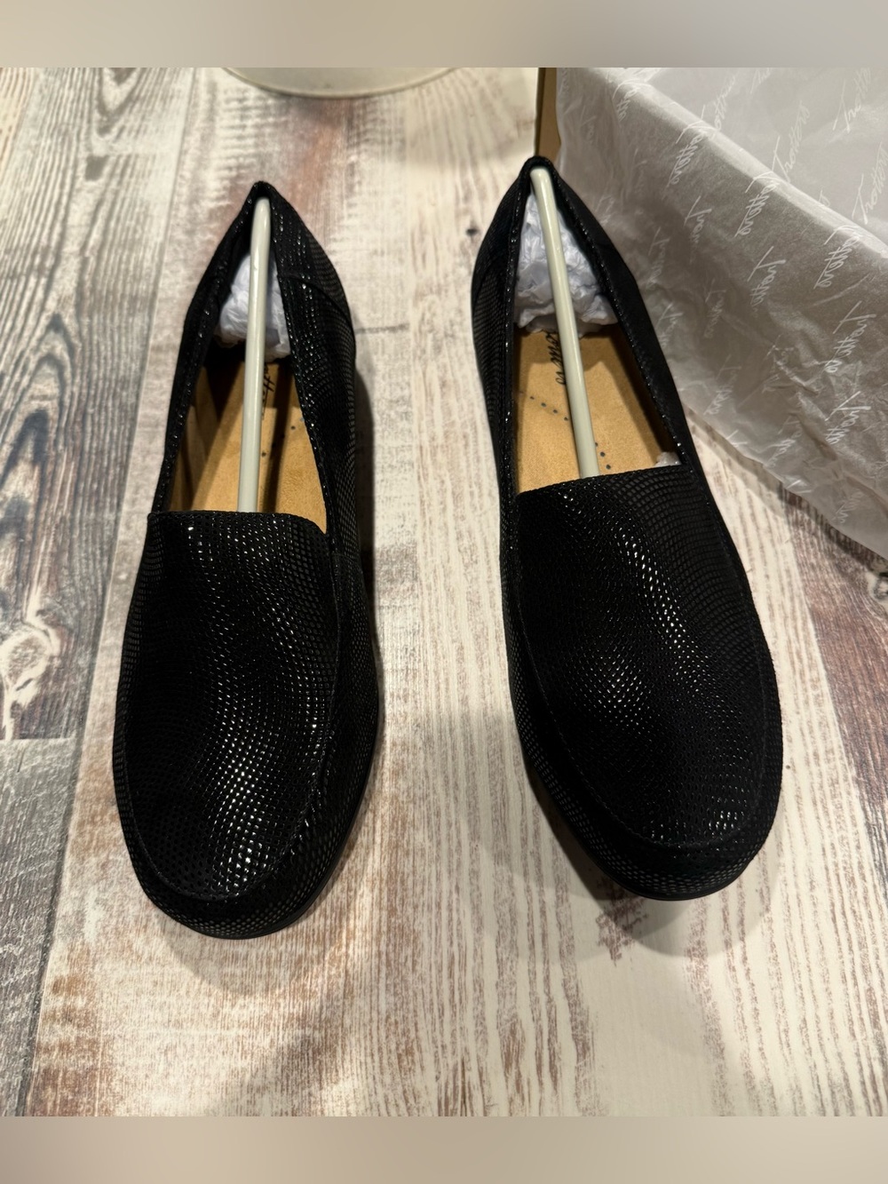 Trotters Women's Deanna Comfort Loafer Flat, Black Leather, 9 Wide